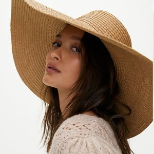 Wide brim straw hat worn once